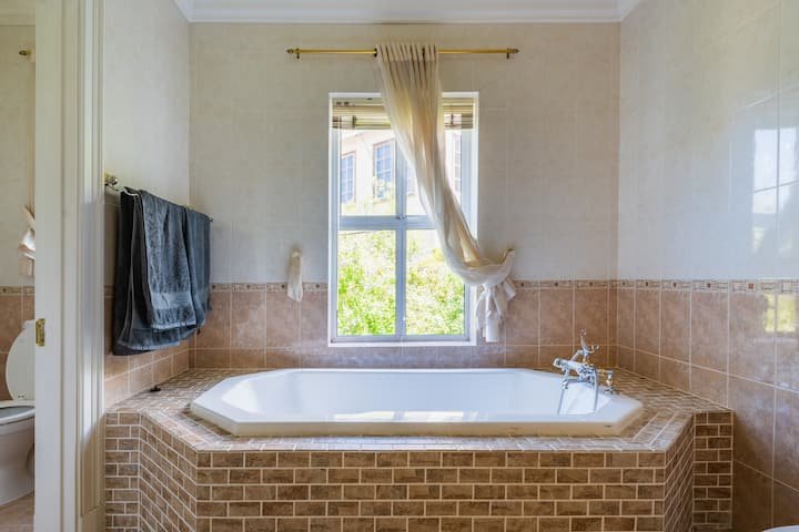 To Let 4 Bedroom Property for Rent in Hout Bay Western Cape